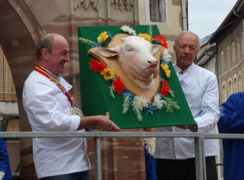 Qui dit retour du printemps, dit foire aux têtes de veau à Rambervillers !