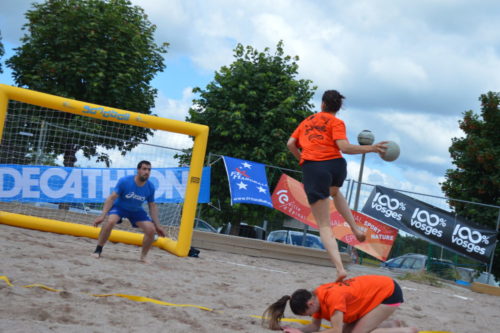 Sandball : c'est reparti pour une semaine de handball sur sable à la Base Roland Naudin de Bouzey
