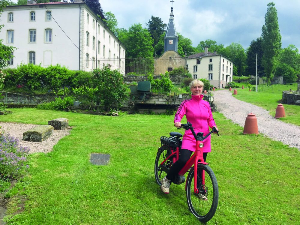 Martine Cornevaux devant la Manufacture Royale.