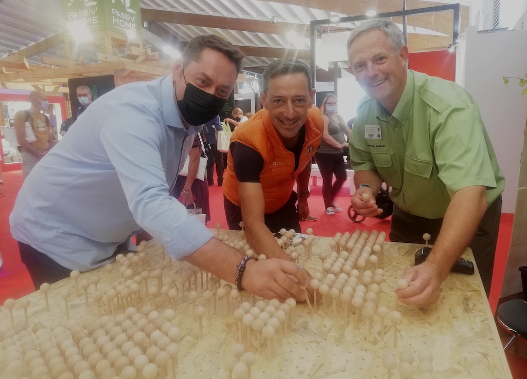 Xavier Desindes directeur du Salon Habitat et Bois, Bruno Veillon, directeur de Vega Éditions et Denis Dagneaux, directeur d’agence de l’Office National des Forêts à Épinal