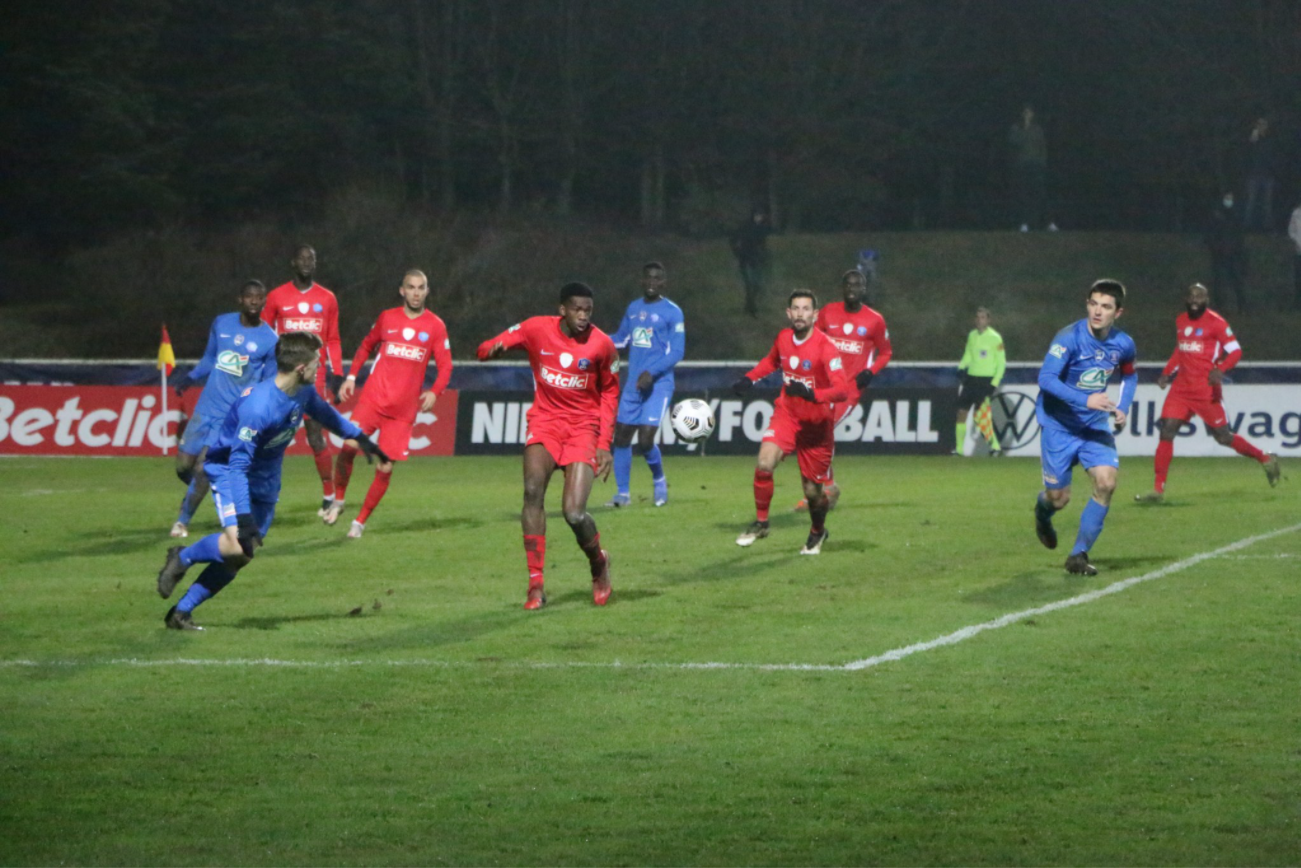 L'ES Thaon (en bleu) se qualifie pour la première fois de son histoire en 16e de finale de la Coupe de France.