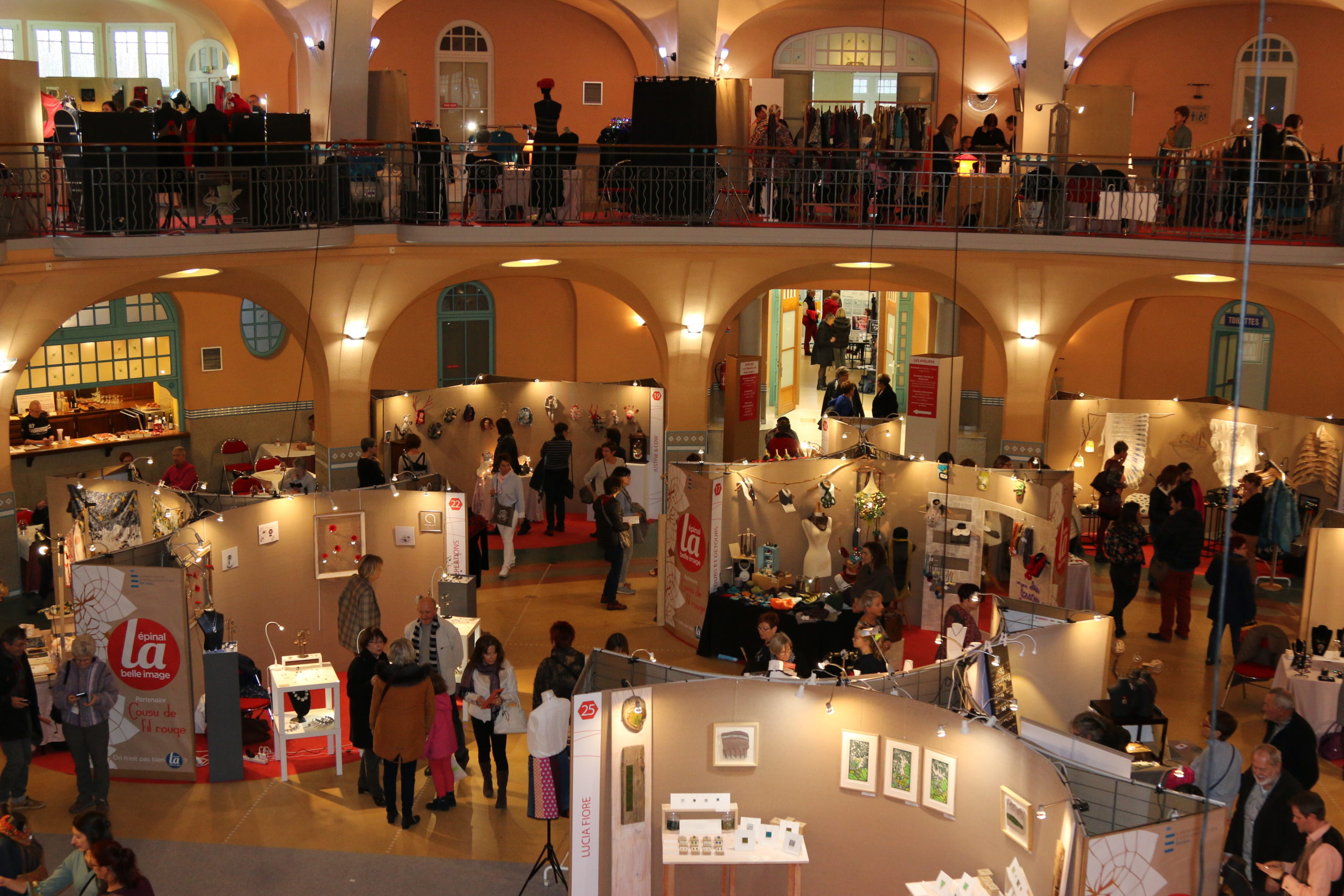 Le Salon Cousu de Fil Rouge à la Rotonde de Thaon-les-Vosges.