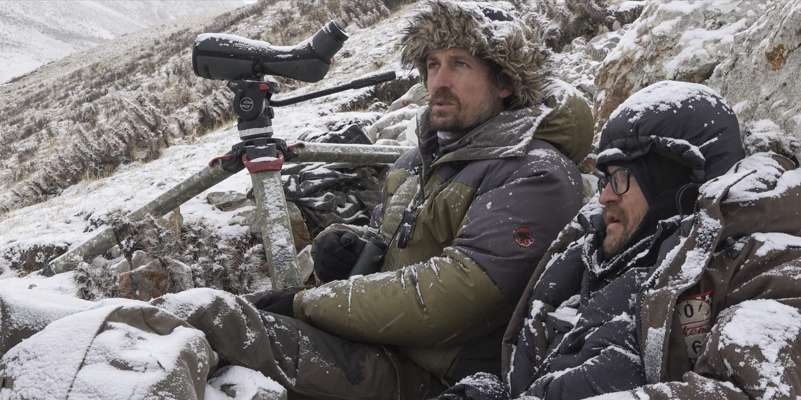 Vincent Munier, à gauche et Sylvain Tesson, sont à l'affut de la panthère.