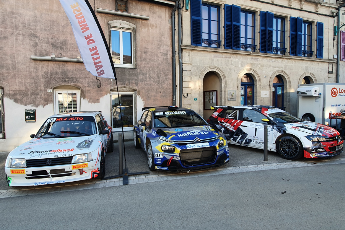 Au centre, la voiture du Vosgien Quentin Gilbert, vainqueur du Rallye de Meuse.