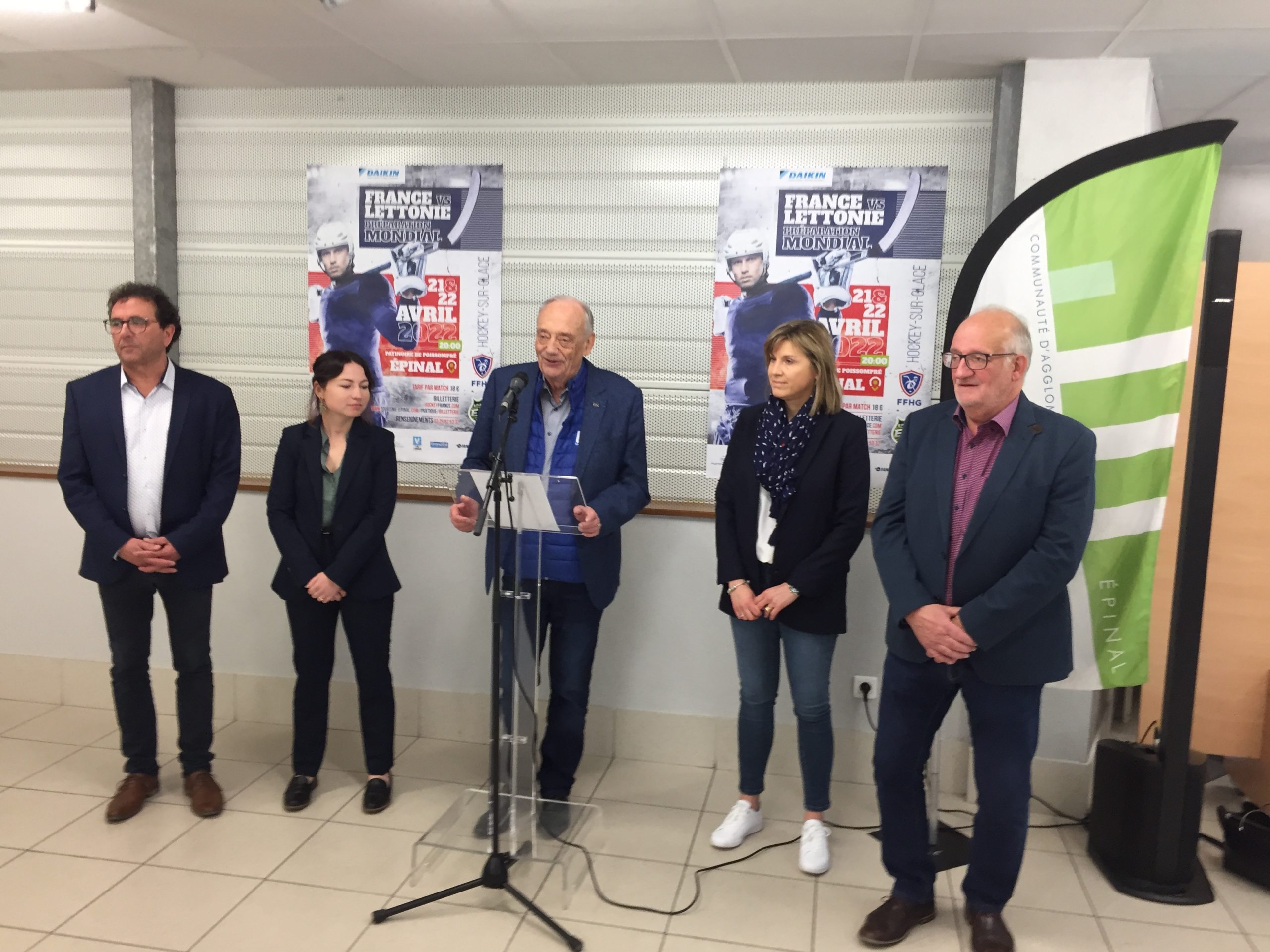 Le Président de la Communauté d'agglomération d'Épinal annonce le stage de l'équipe de France de hockey, en compagnie de Anne Mauffrey, Présidente de l'EHC et
Jean-David CAMUS, Secrétaire général de la Fédération, à sa gauche.