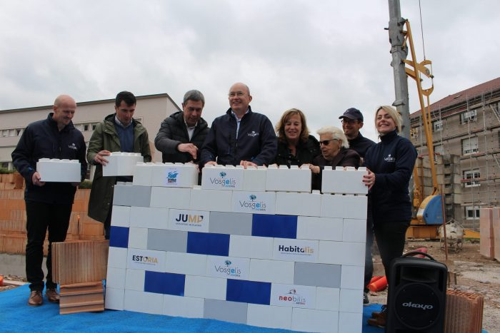 Pose de la première pierre de 8 logements locatifs à Gérardmer, par Simon Leclerc et Fabrice Barbe, respectivement président et directeur général de Vosgelis et Stessy Speissmann, maire de Gérardmer.