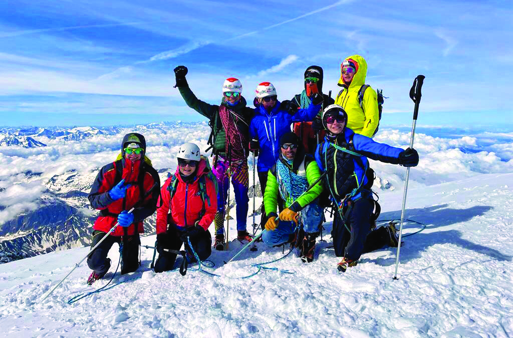 6 lycéens de La haie Griselle à Gérardmer, leur prof de sport et le guide haute-montagne, au sommet du Mont-Blanc.