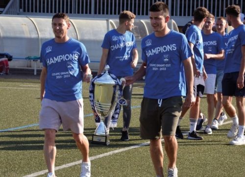 ES Thaon : les footballeurs ont présenté la Coupe Grand-Est aux jeunes licenciés du club et aux supporters