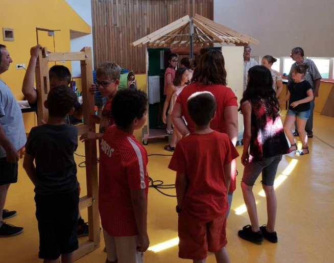 L’artisan menuisier Nicolas Boissonnet et l'artisan peintre-plâtrier Mickaël Henry à la rencontre des élèves de CM2 de l'école du Centre du Val-d'Ajol.