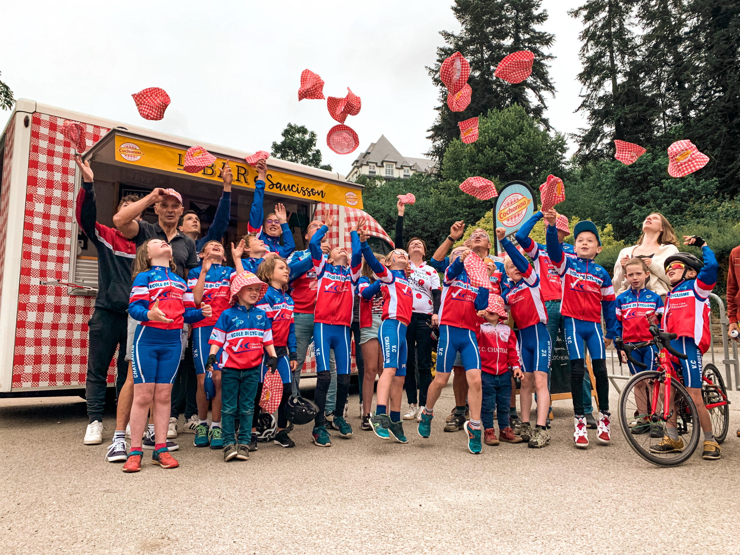 Le Bar à saucisson arrive à Granges-Aumontzey, pour le passage du Tour de France.