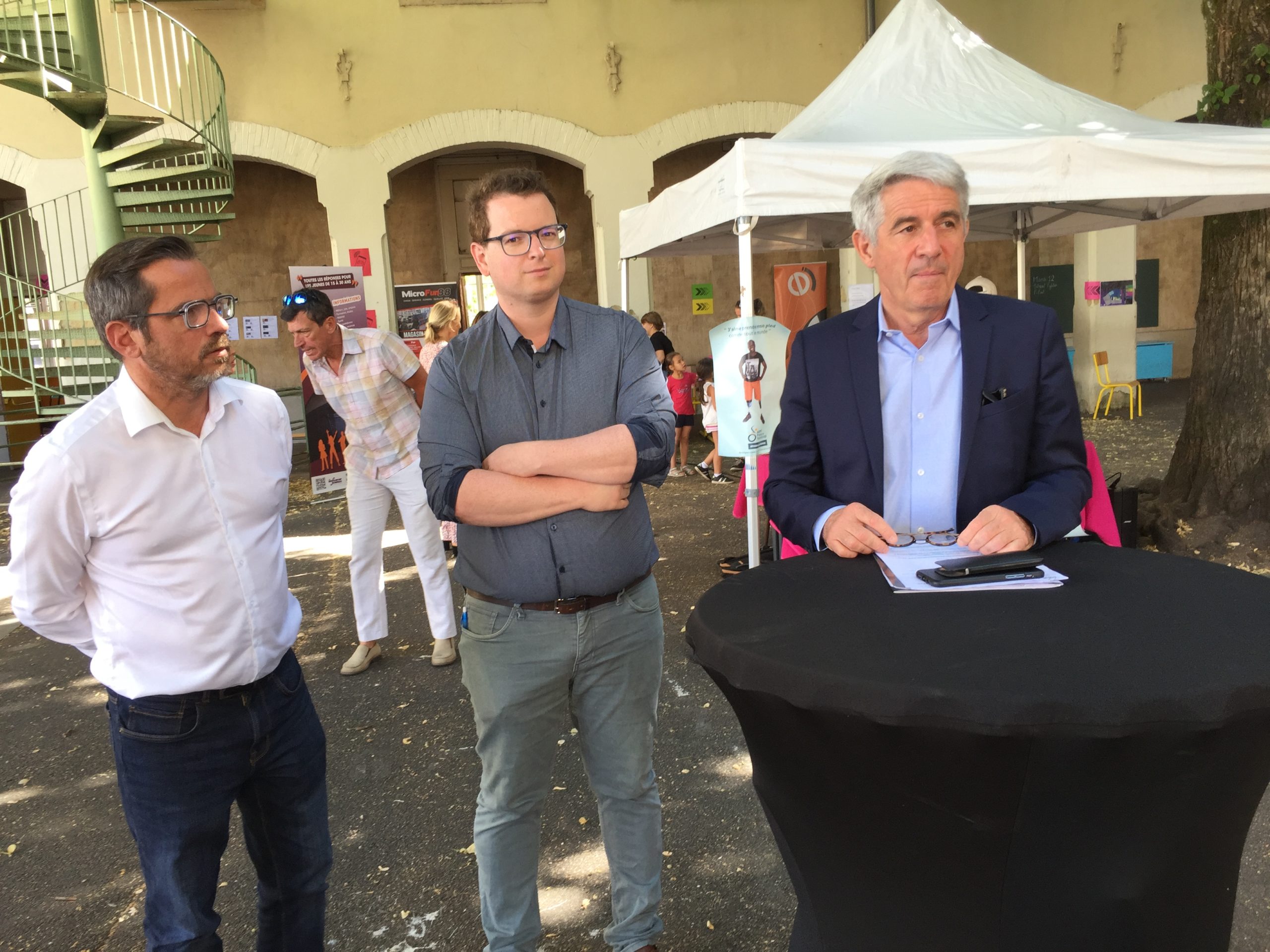 Le maire d'Épinal, Patrick Nardin (à droite) présente les animations jeunesse de l'été à Épinal, en compagnie de Kévin Guelaff, coordinateur des Cybériades (au centre) et Alexandre Remy, directeur de Reval Prest.
