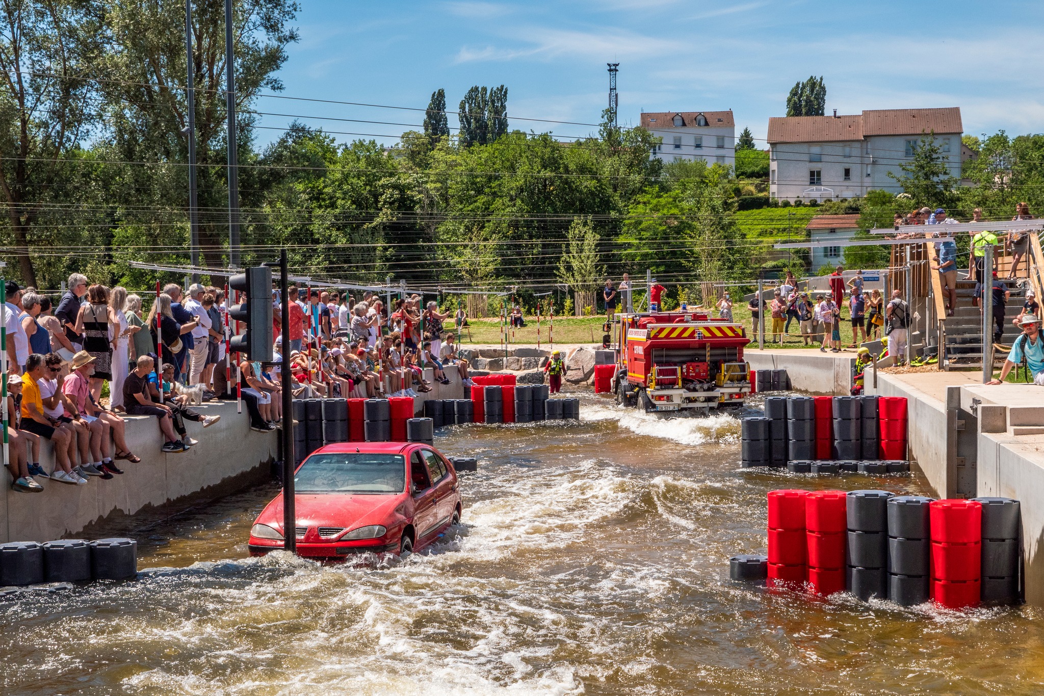Démonstration d'un entraînement des sapeurs-pompiers vosgiens pendant l'inauguration de la base Natur'O d'Épinal.