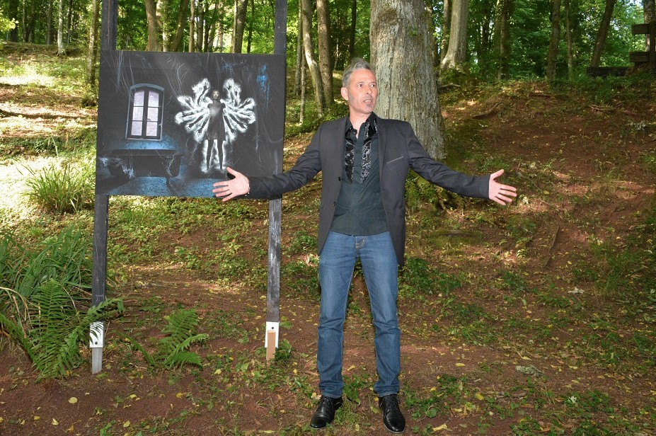 Thierry Sidhoum lors de l'inauguration de son expo dans les jardins de la Chapelle Saint-Roch.