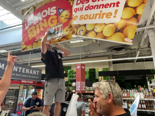 Prix du lait : opération coup de poing des agriculteurs vosgiens à l'hypermarché Carrefour de Jeuxey