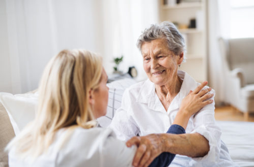 Seniors : les aides pour soutenir un proche en perte d'autonomie