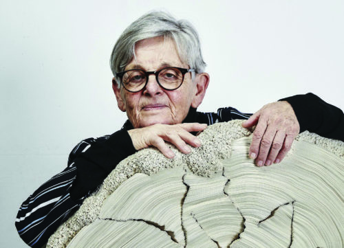 Simone Pheulpin sculpte des oeuvres à partir de textiles vosgiens