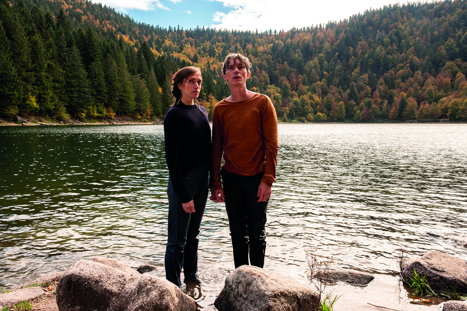 Quand les plus beaux sites des Vosges servent de décor de cinéma. Ici les personnages de Perdrix, de Erwan Le Duc, Swann Arlaud et Maud Wyler, les pieds dans l’eau du Lac des Corbeaux à La Bresse.