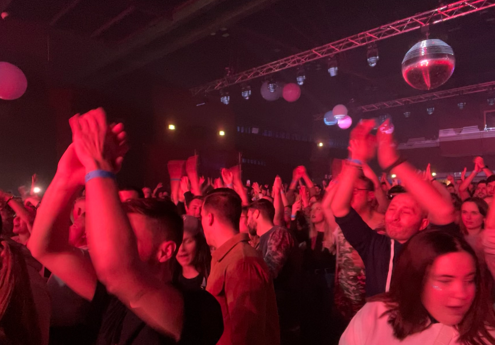 1 400 personnes étaient réunies à l'Espace Lac de Gérardmer pour le premier Électro Mountain Festival.