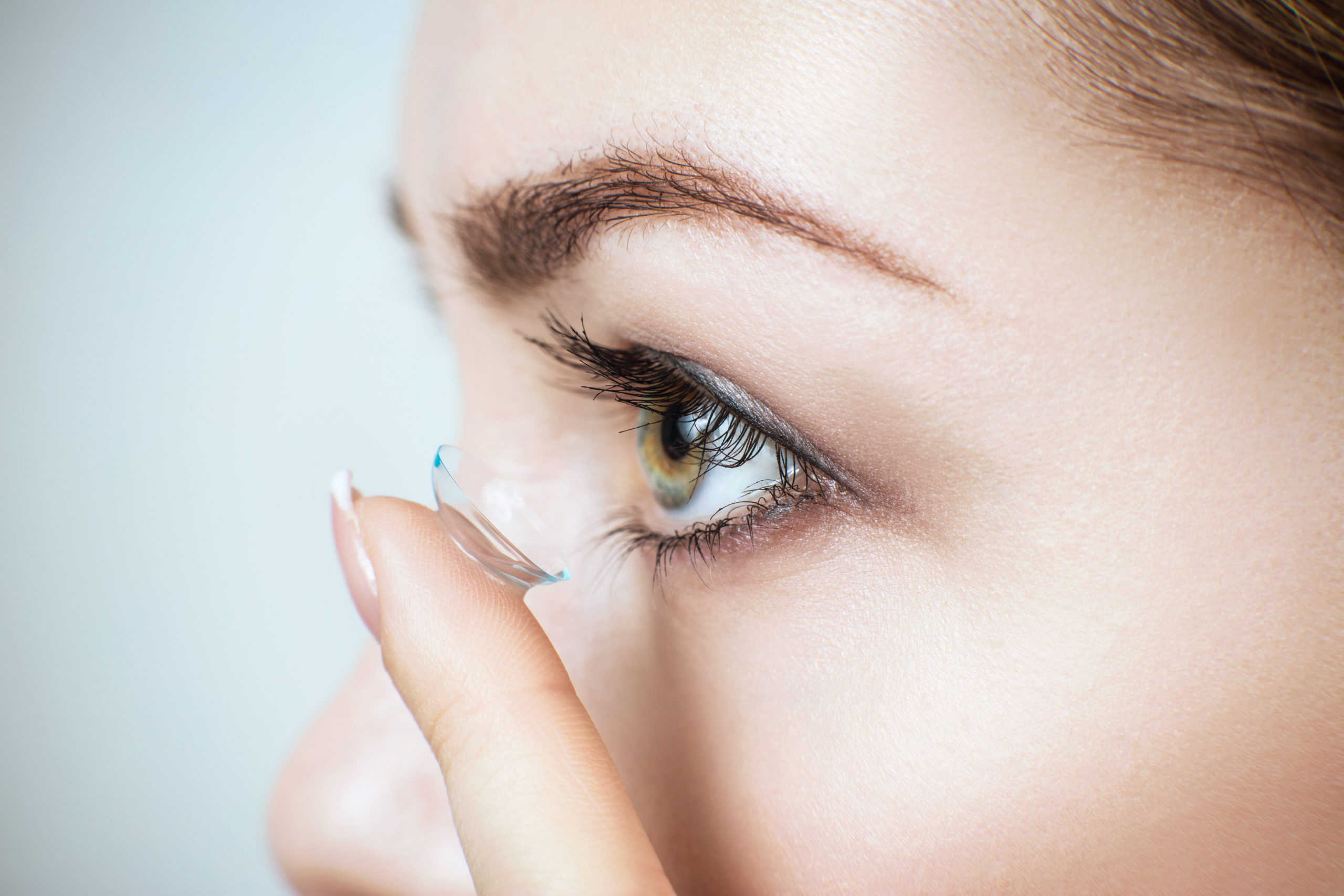 Pose d'une lentille de contact sur un oeil.