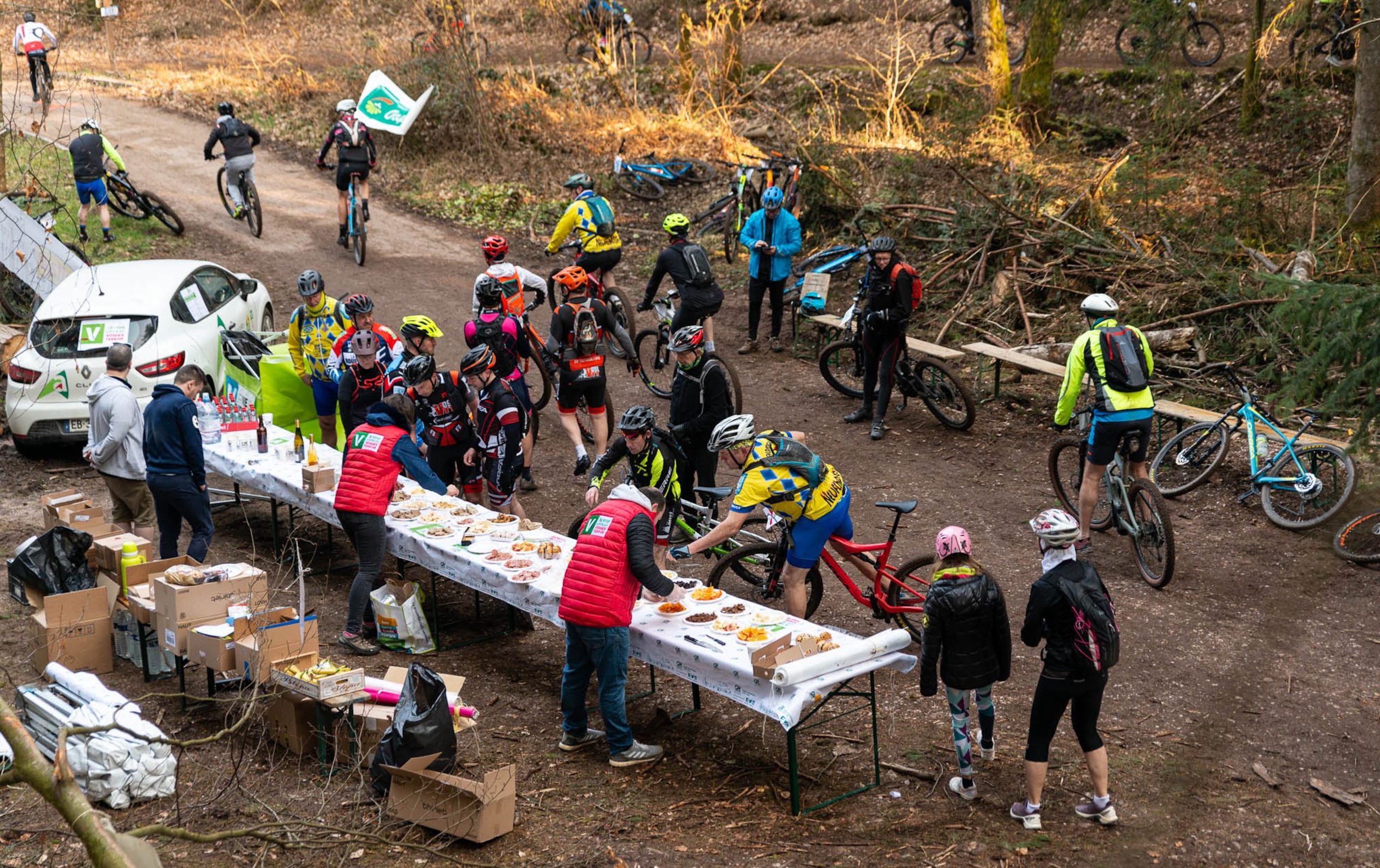 Vététistes, traileurs et marcheurs profitent d'un ravitaillement gourmand au Trail des Terroirs Vosgiens.