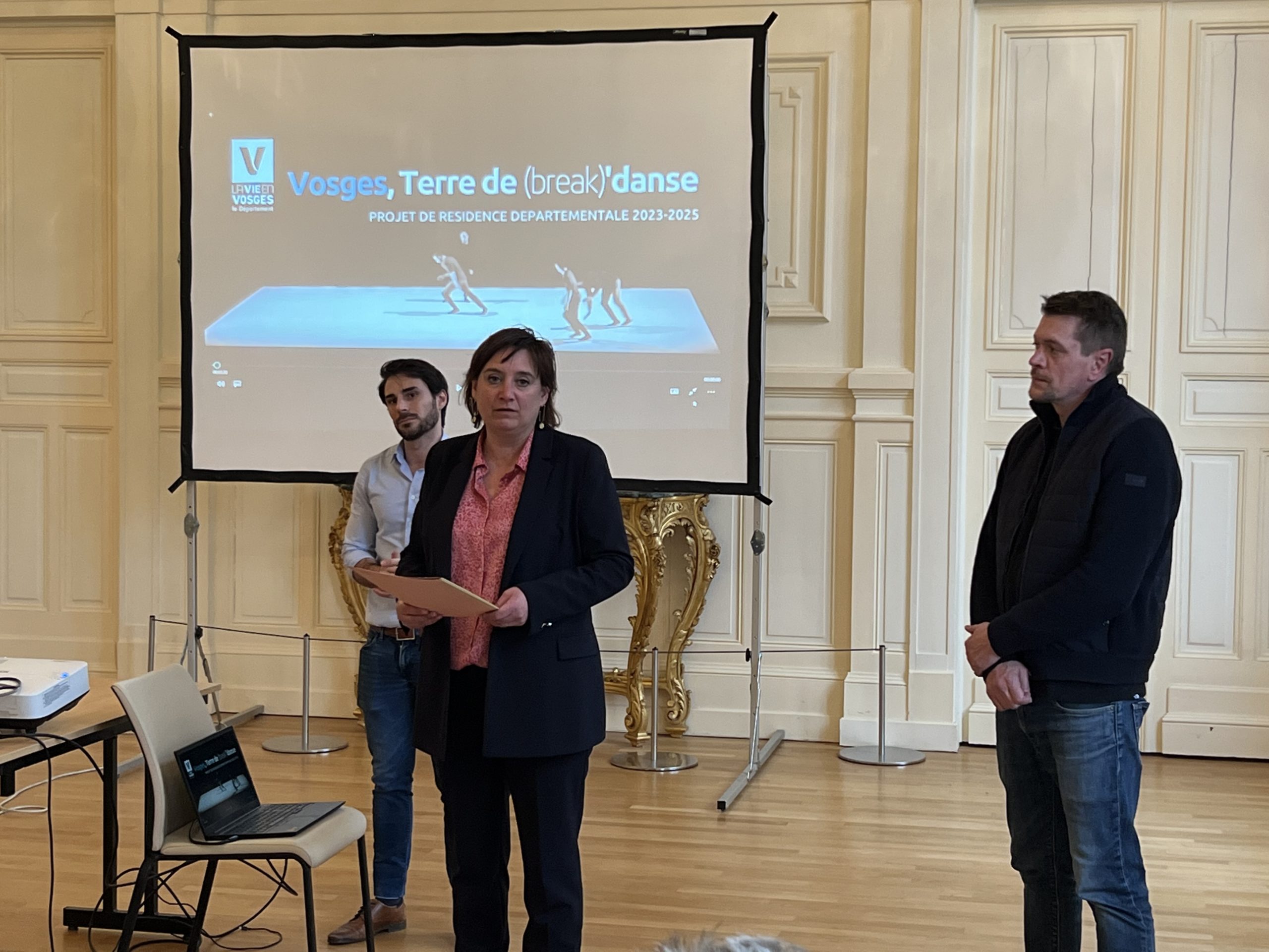 Présentation de la résidence de la Cie S'Poar par Caroline Mattioni, Vice-Présidente en charge de la jeunesse et du Sport, avec Mickaël Le Mer, directeur artistique de la Cie.