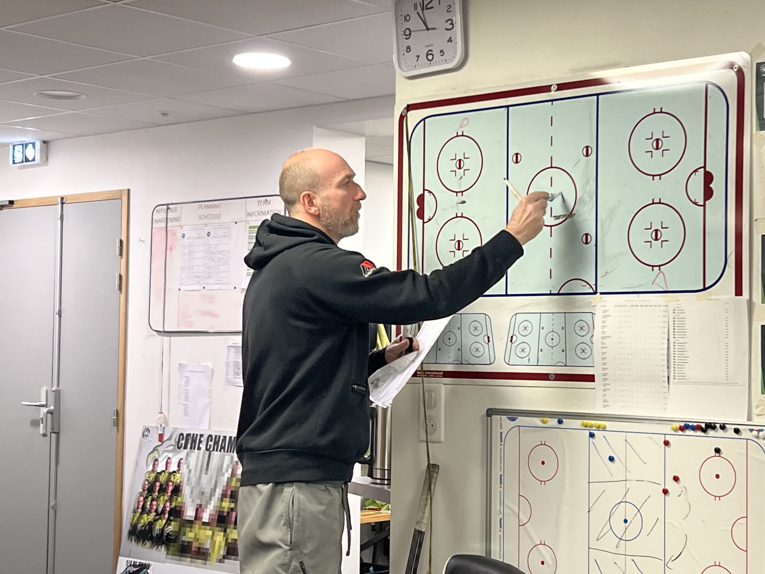 Le coach spinalien, Jan Plch, donne ses consignes avant l'entraînement.