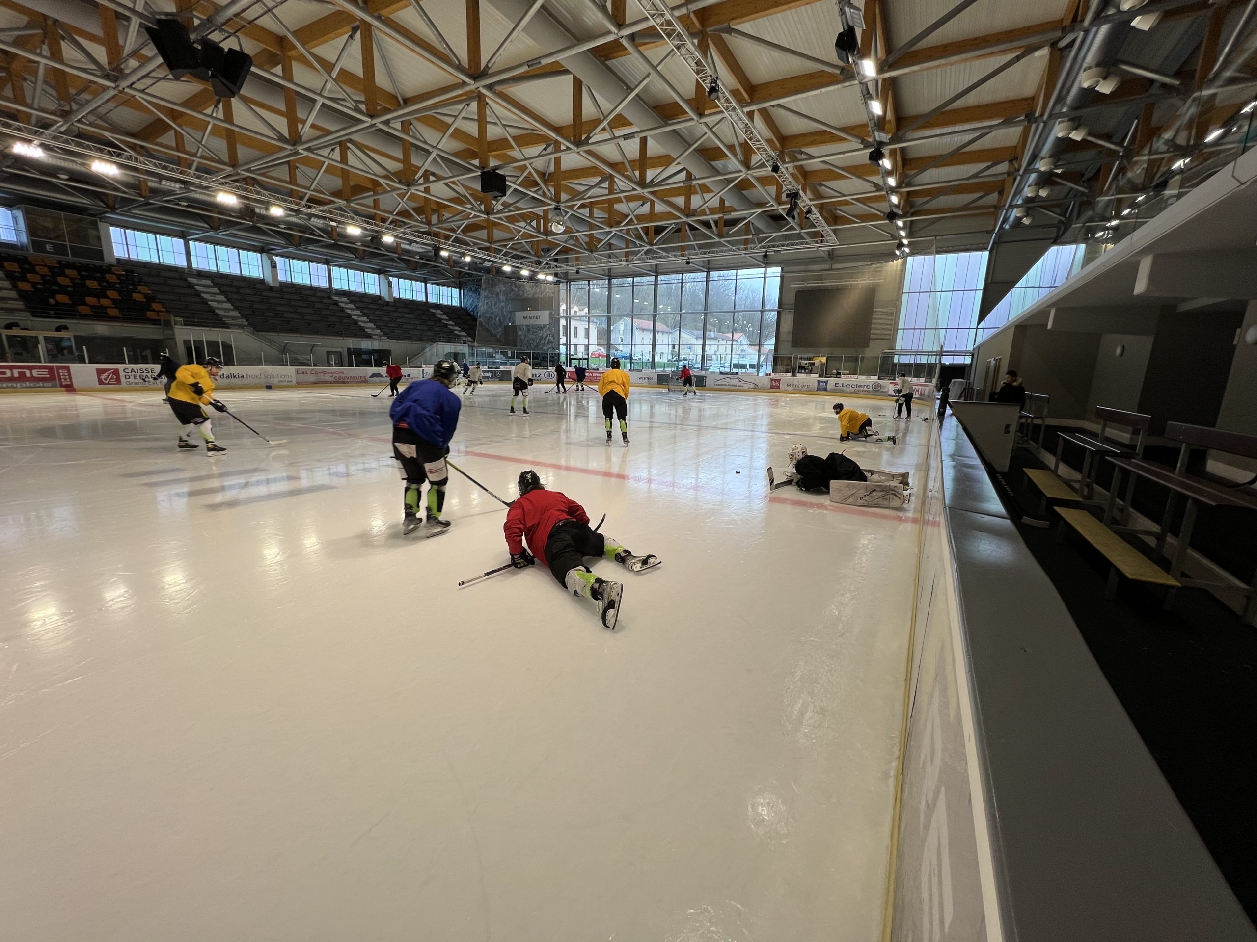 Échauffement du collectif spinalien avant de commencer l'entraînement sur la glace de Poissompré.