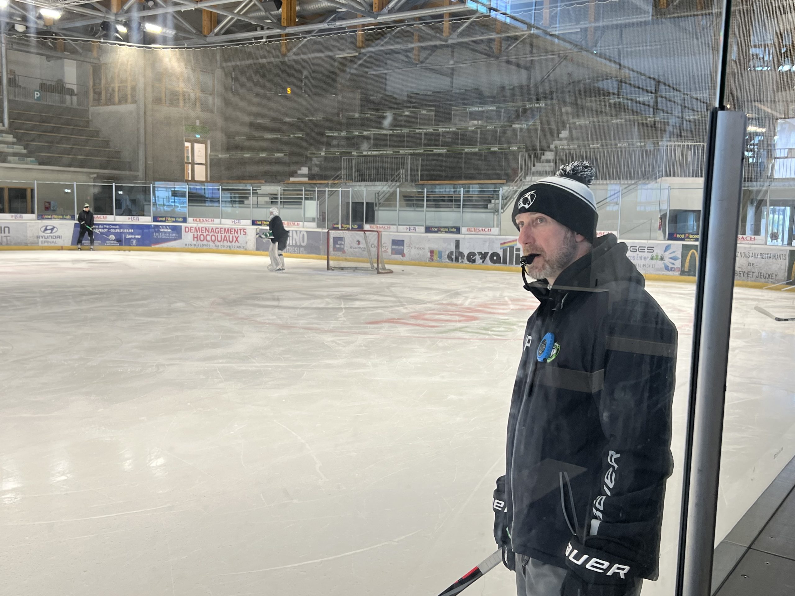 Le coach spinalien Jan Plch observe avec attention ces gars avant le début des demi-finales contre Dunkerque.