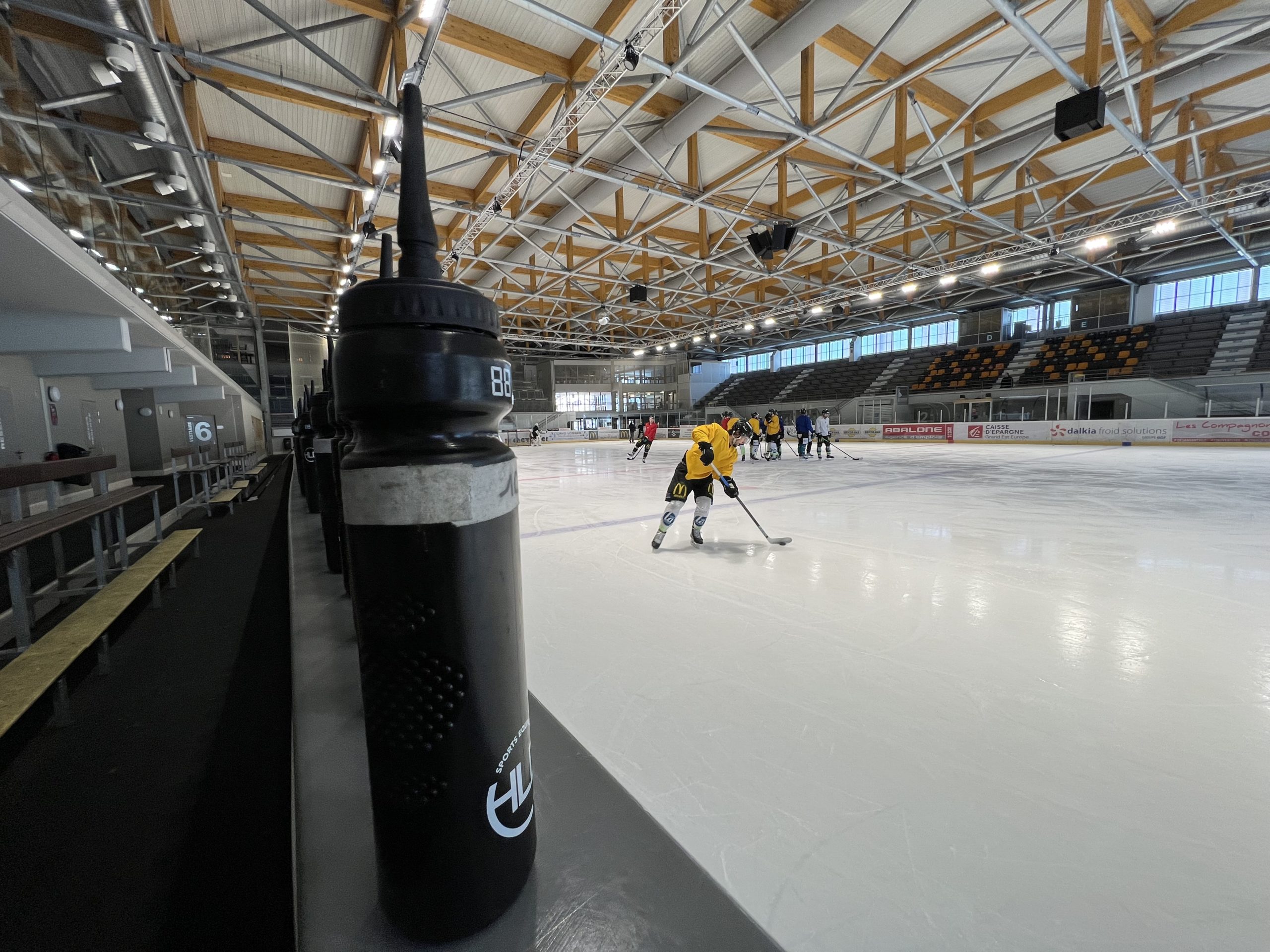 Les joueurs des Wildcats d'Épinal à l'entraînement sur la glace de Poissompré.