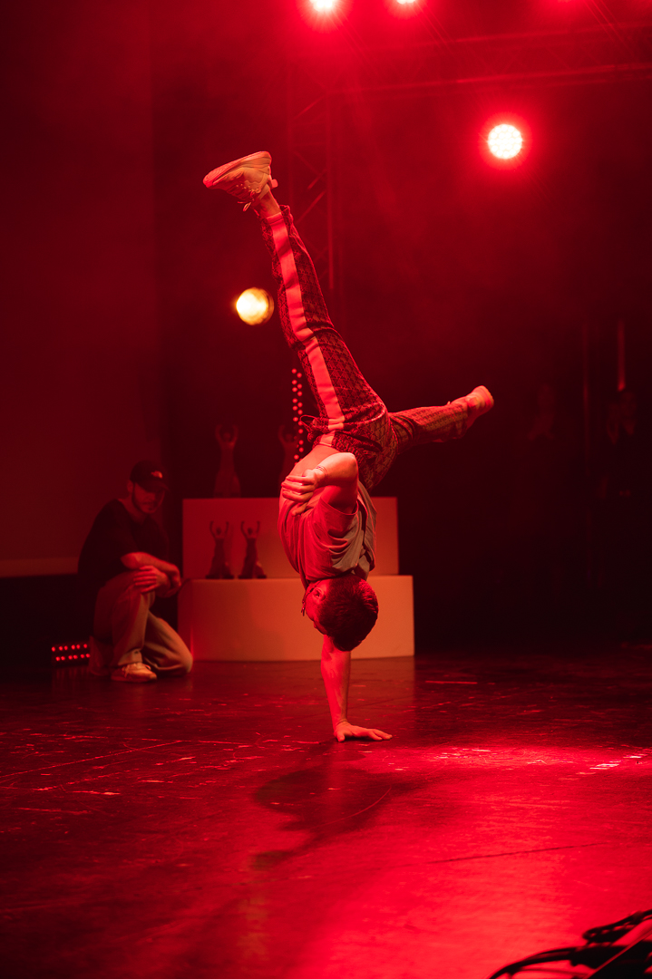 Sur une main, un membre de la Cie S'Poart démontre son agilité en breakdance.