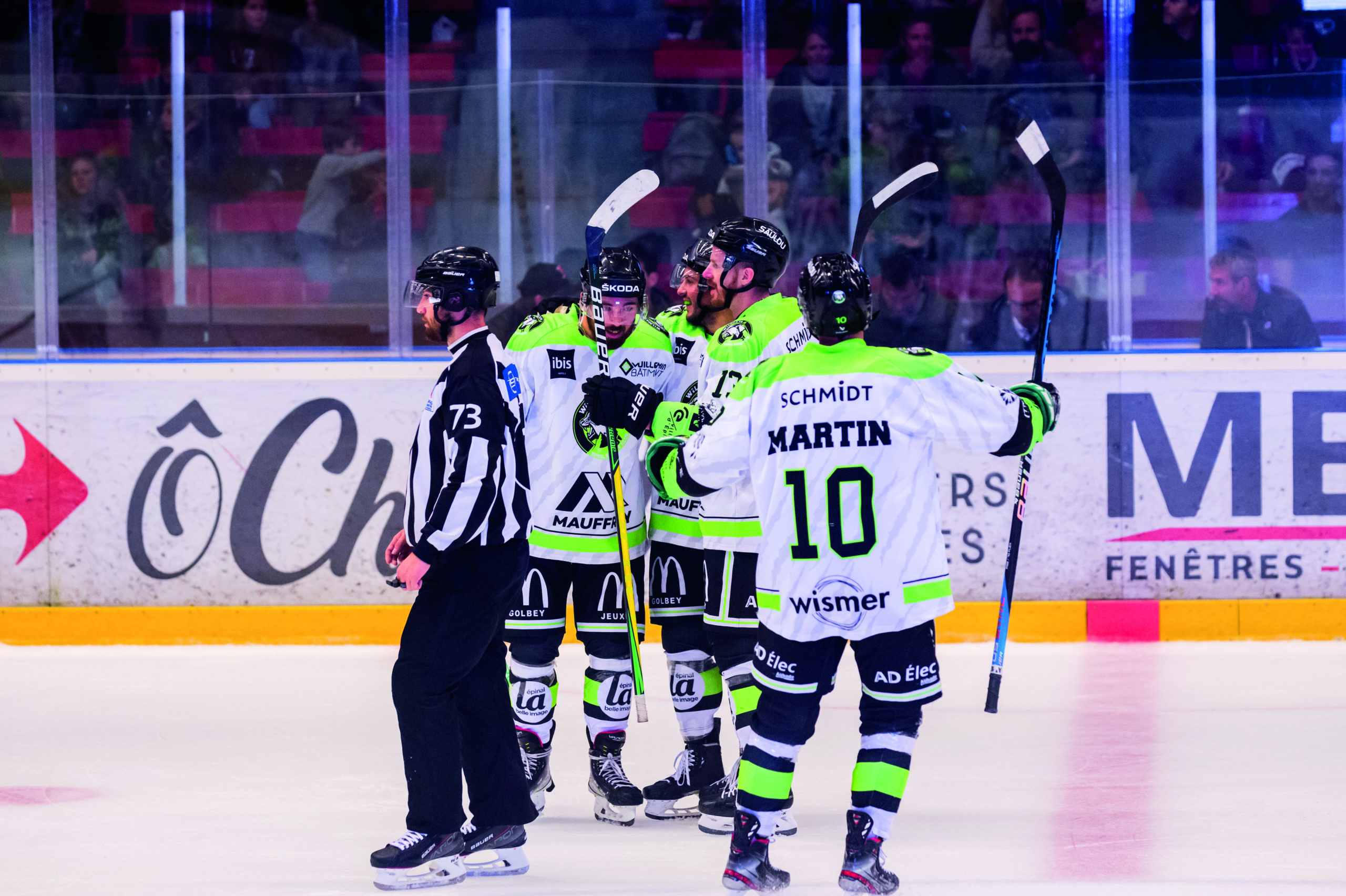 Le défenseur Maxime Martin (20) et ses coéquipiers des Wildcats d'Épinal fêtent un but.