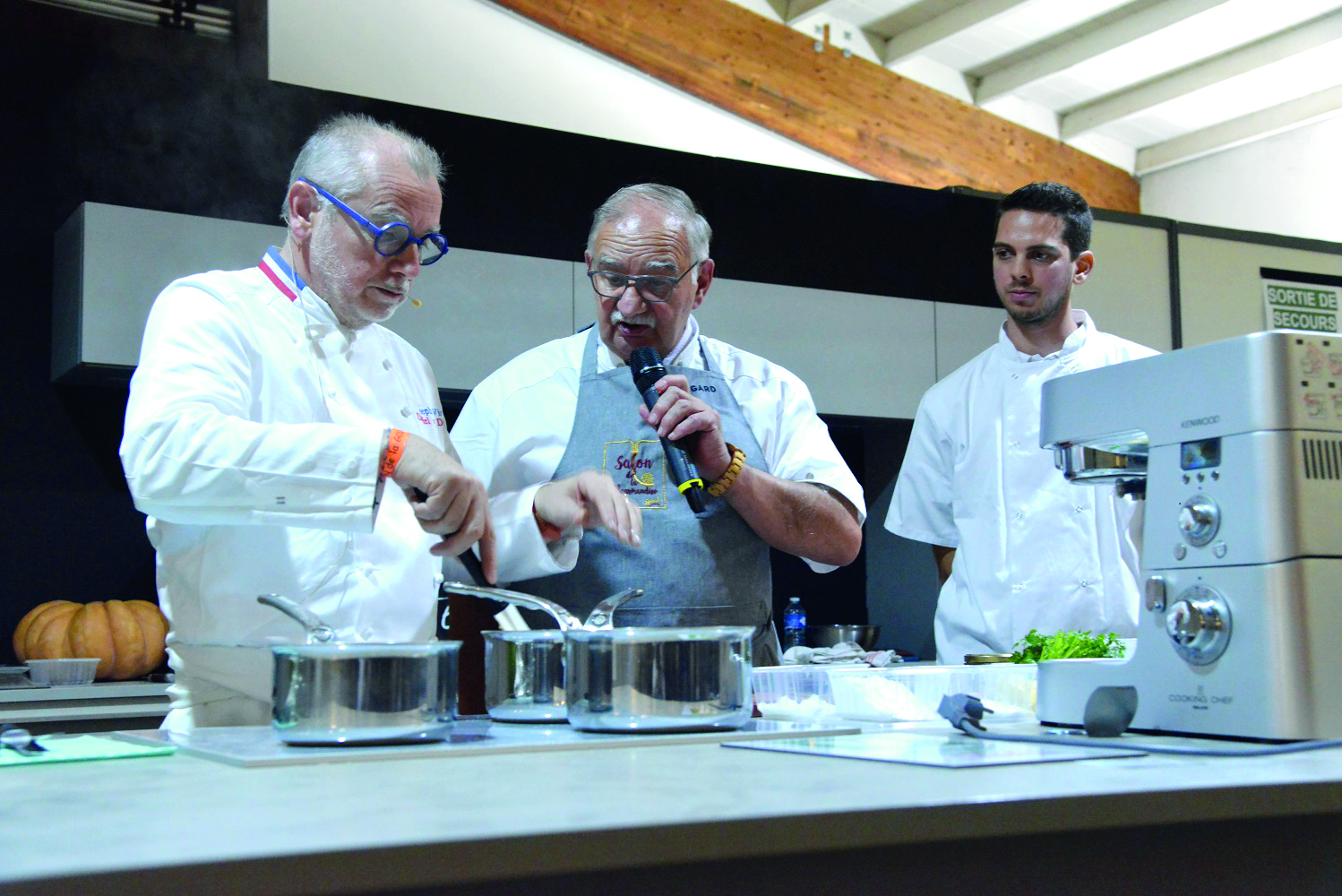 Démonstration culinaire avec les chefs et Gérard Michel au micro.