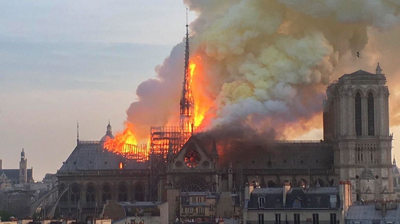 L'incendie ravageait Notre-Dame de Paris.