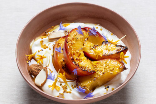 Recette : Pêches poêlées, skyr à la fleur d'oranger, amandes grillées