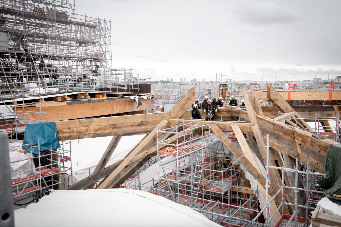 Pose du "tabouret" qui supportera la nouvelle flèche sur le toit de Notre-Dame.