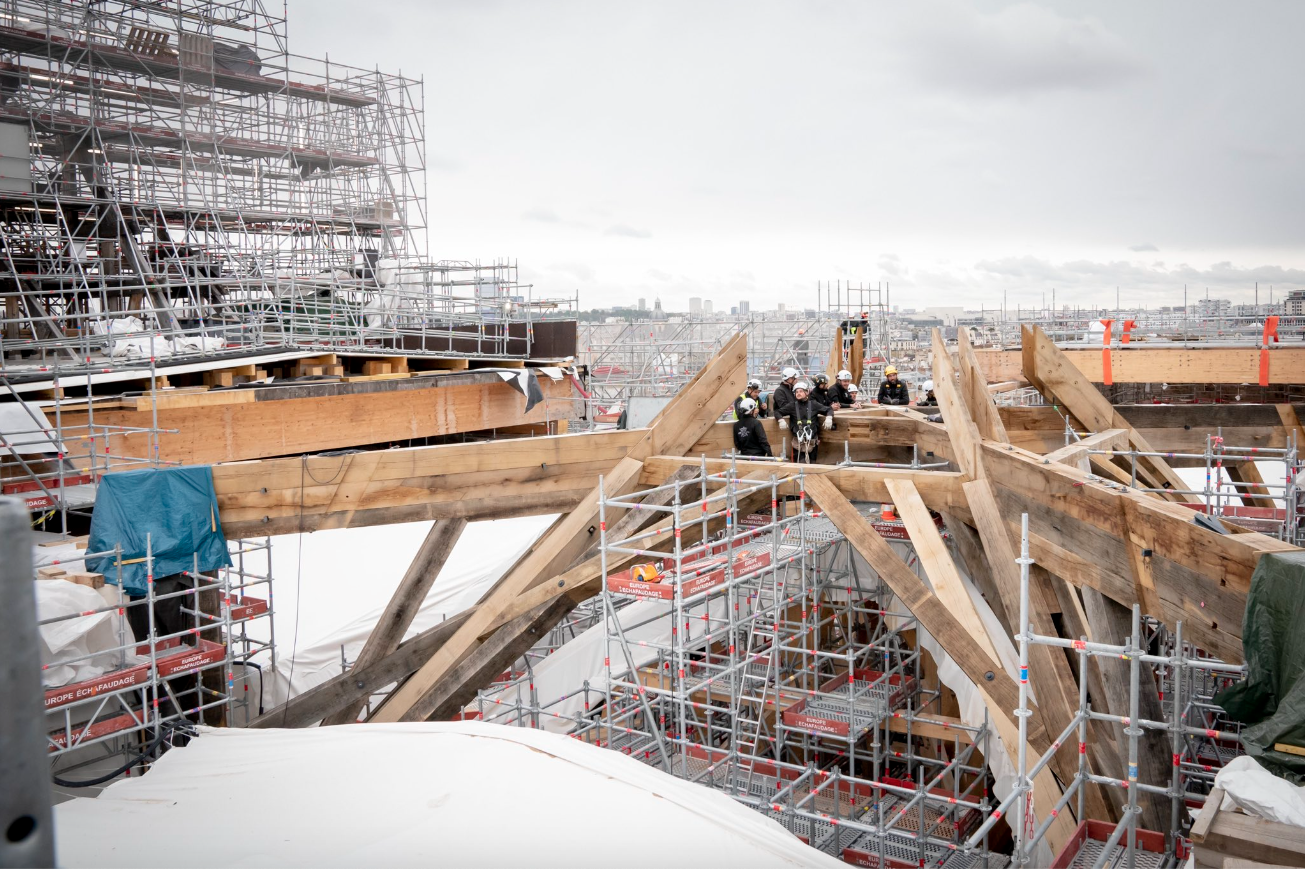 Pose du "tabouret" qui supportera la nouvelle flèche sur le toit de Notre-Dame. 