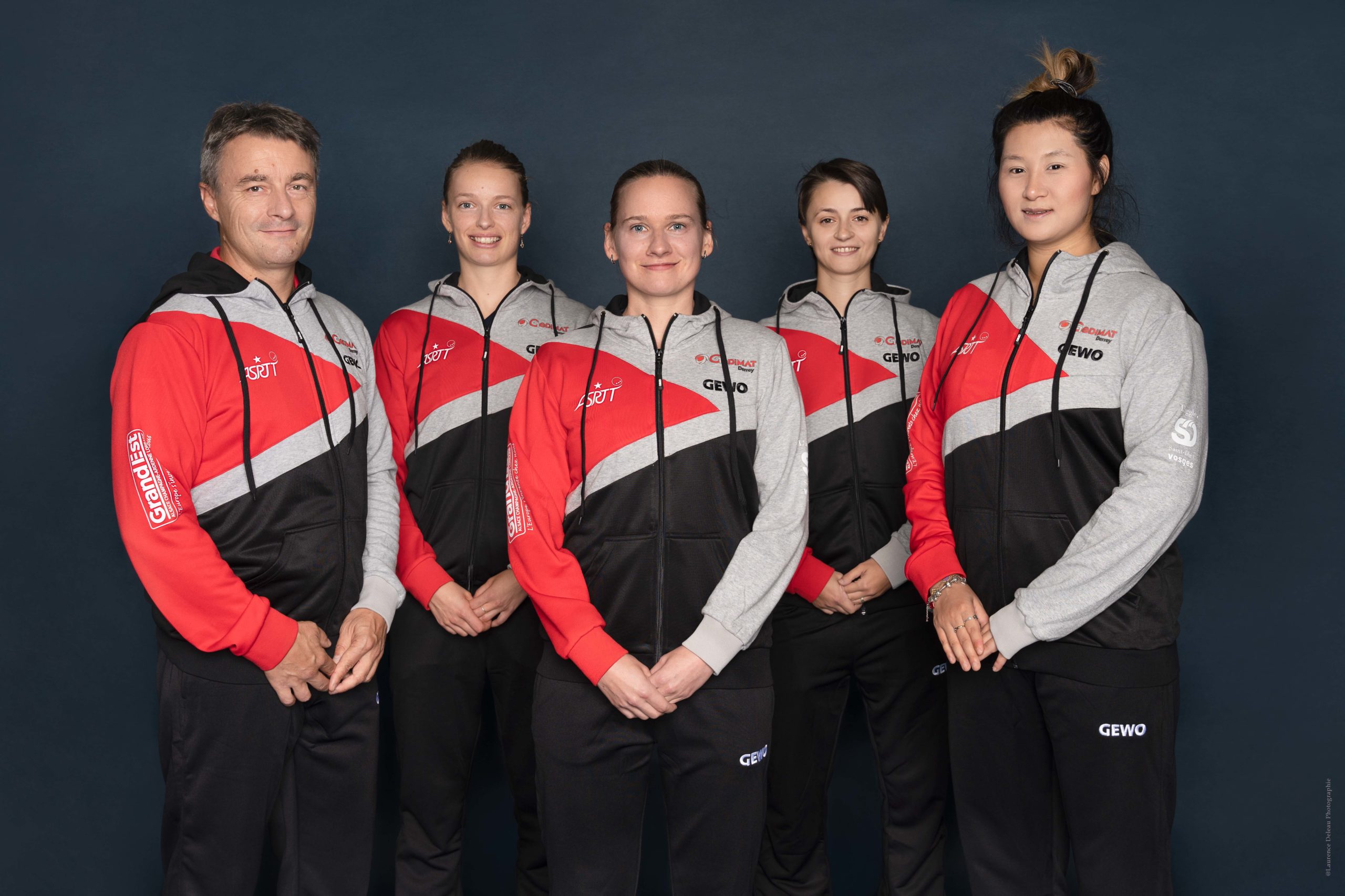 Photo de l'équipe féminine de l'ASRTT Etival, avant la demi-finale du championnat de France Pro A.