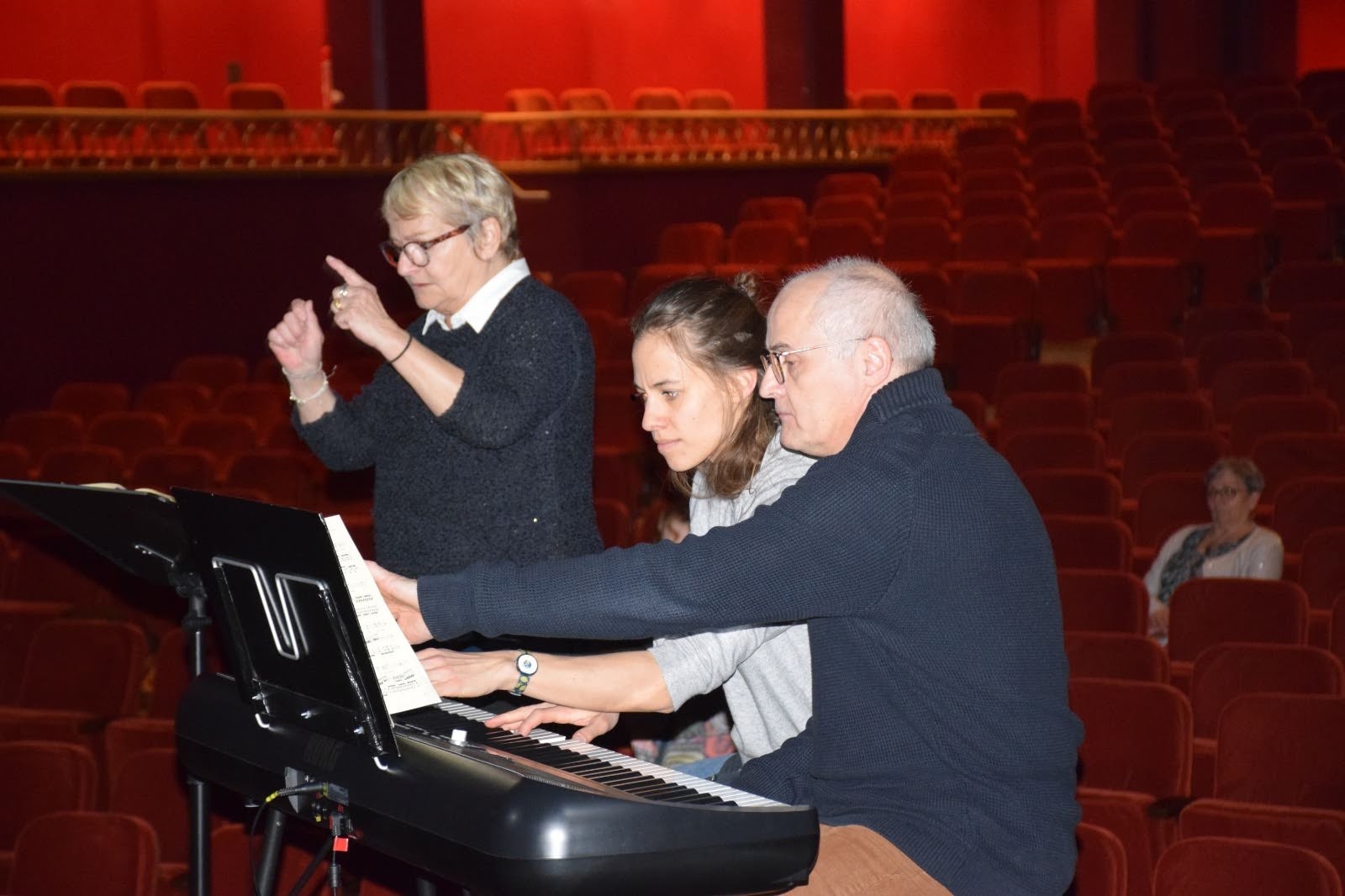 Dominique Alévêque, Joséphine Ambroselli et Thierry Bohlingern en répétitions à la Rotonde de Thaon-les-Vosges.