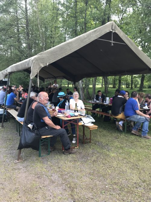 Les marcheurs pourront ensuite déguster leur repas sous l'un de ses chapiteau.