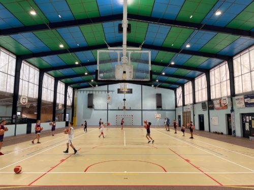 Des enfants jouant au basket au sein du gymnase du Val-d'Ajol