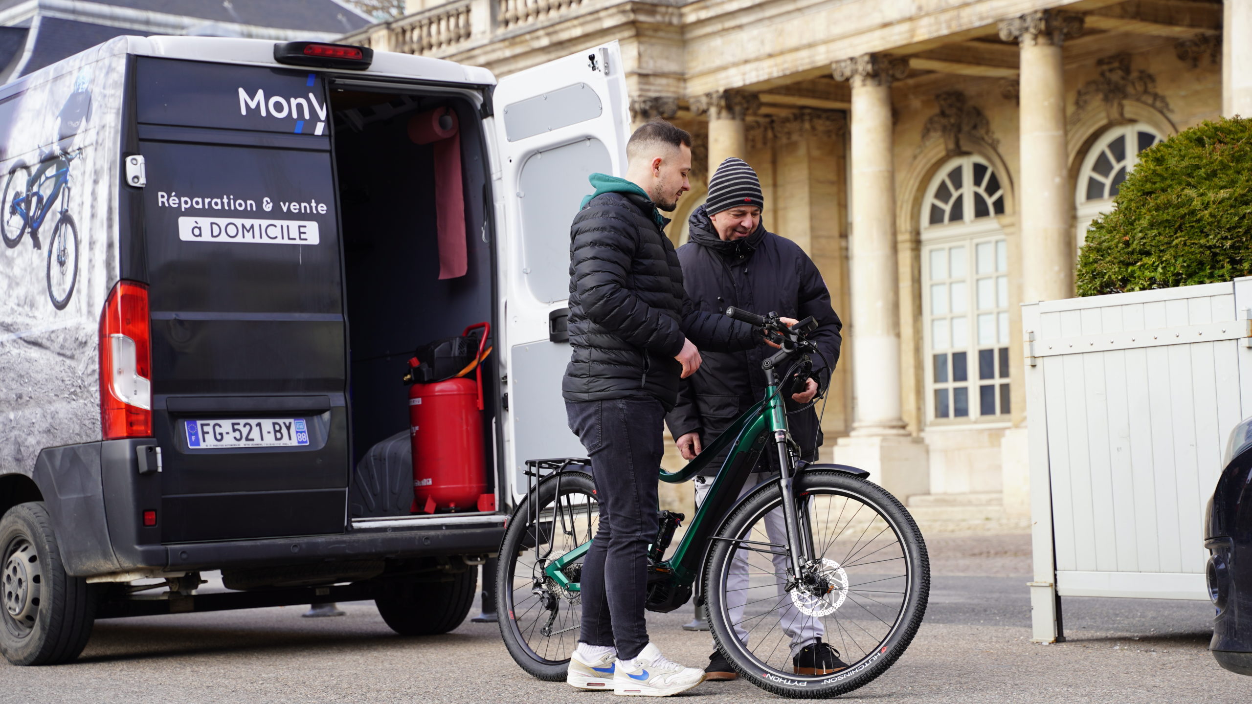 Un technicien MonVéloo qui entretien un vélo.