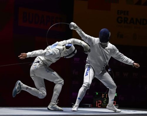 Deux athlètes visant à se toucher de la pointe de l'épée