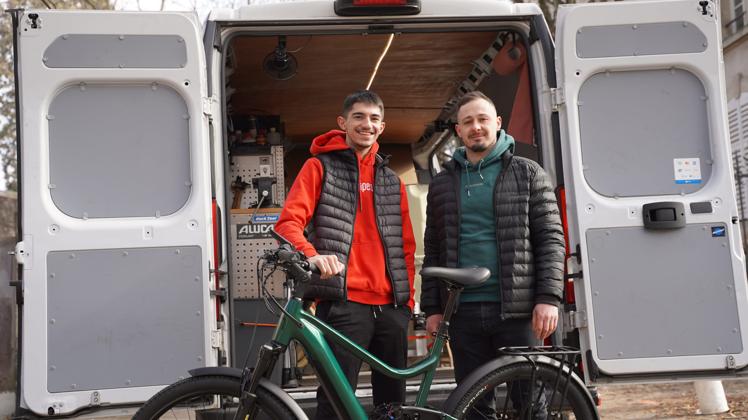 Les techniciens MonVéloo qui entretiennent un vélo.