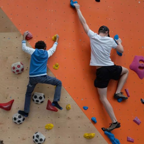 Petits et grands ont grimpés sur les murs d'escalades d'Hop'N Bloc.