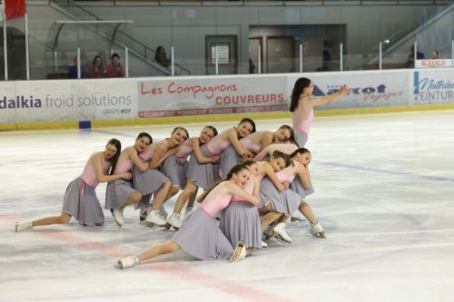 Des adolescentes patinant sur la glace de Poissompré.