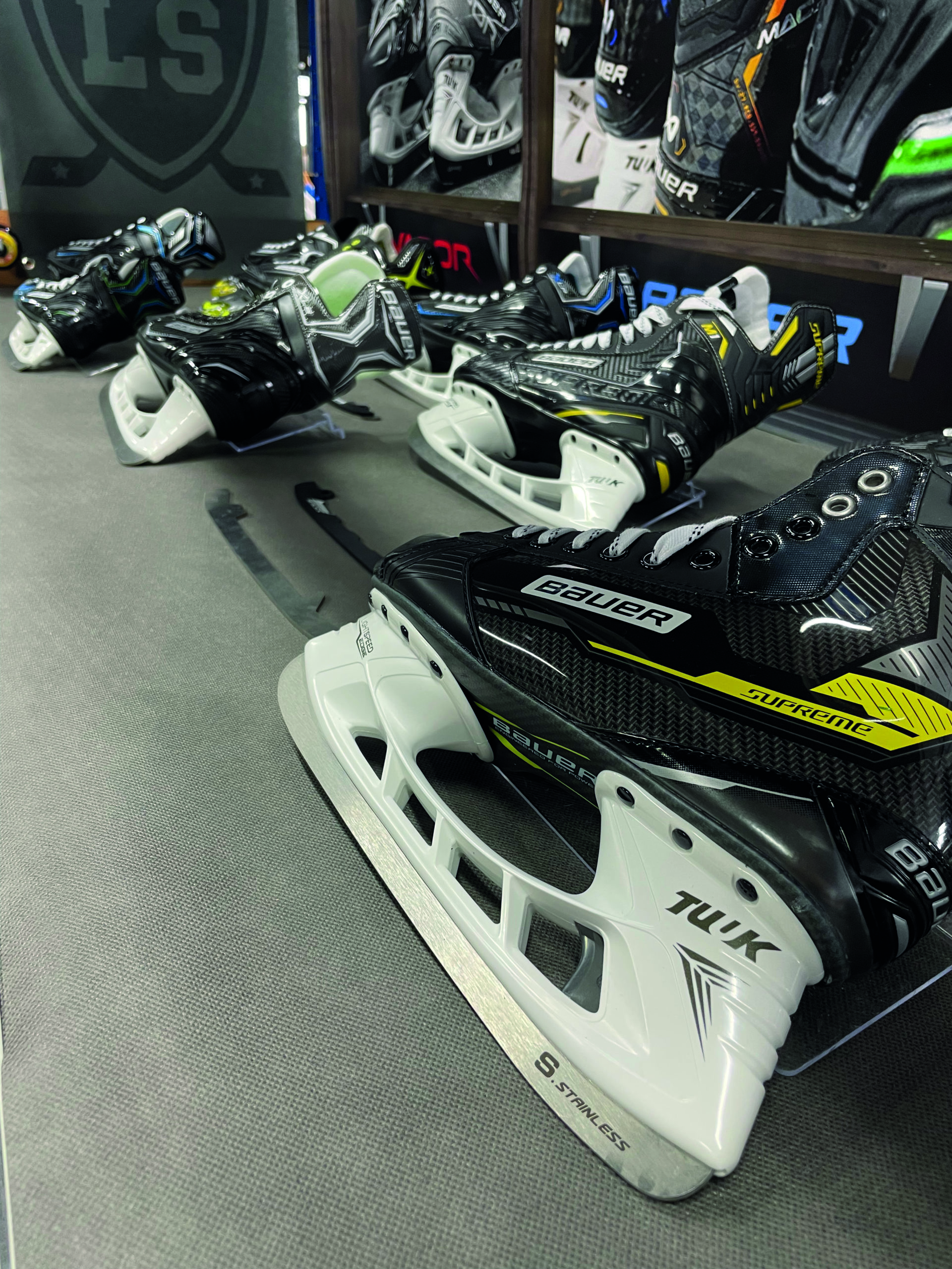 Équipement de hockey à l'intérieur du nouveau magasin Lulusport et Endurance Shop sont désormais installés à Chavelot.