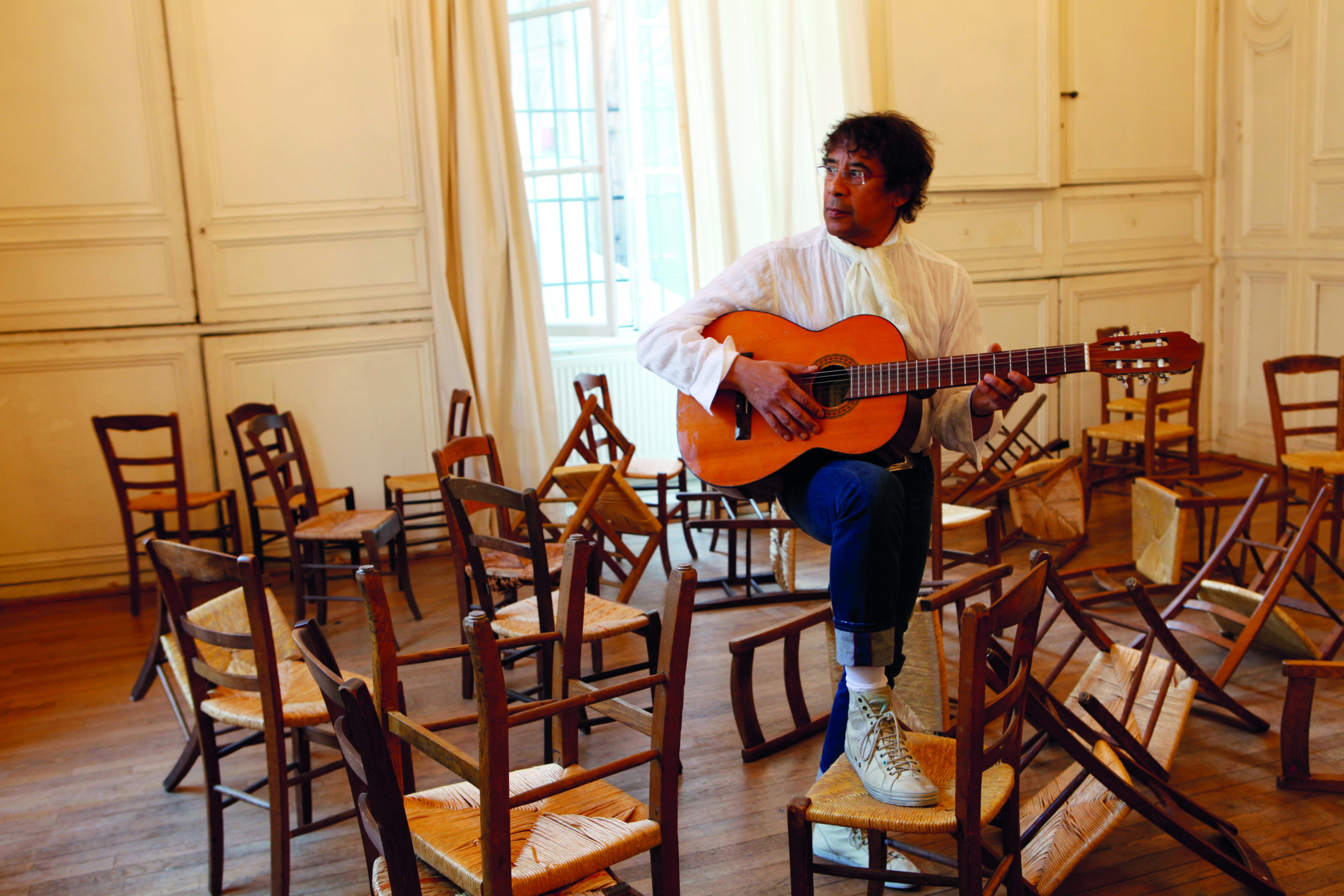 Laurent Voulzy joue de la guitare.