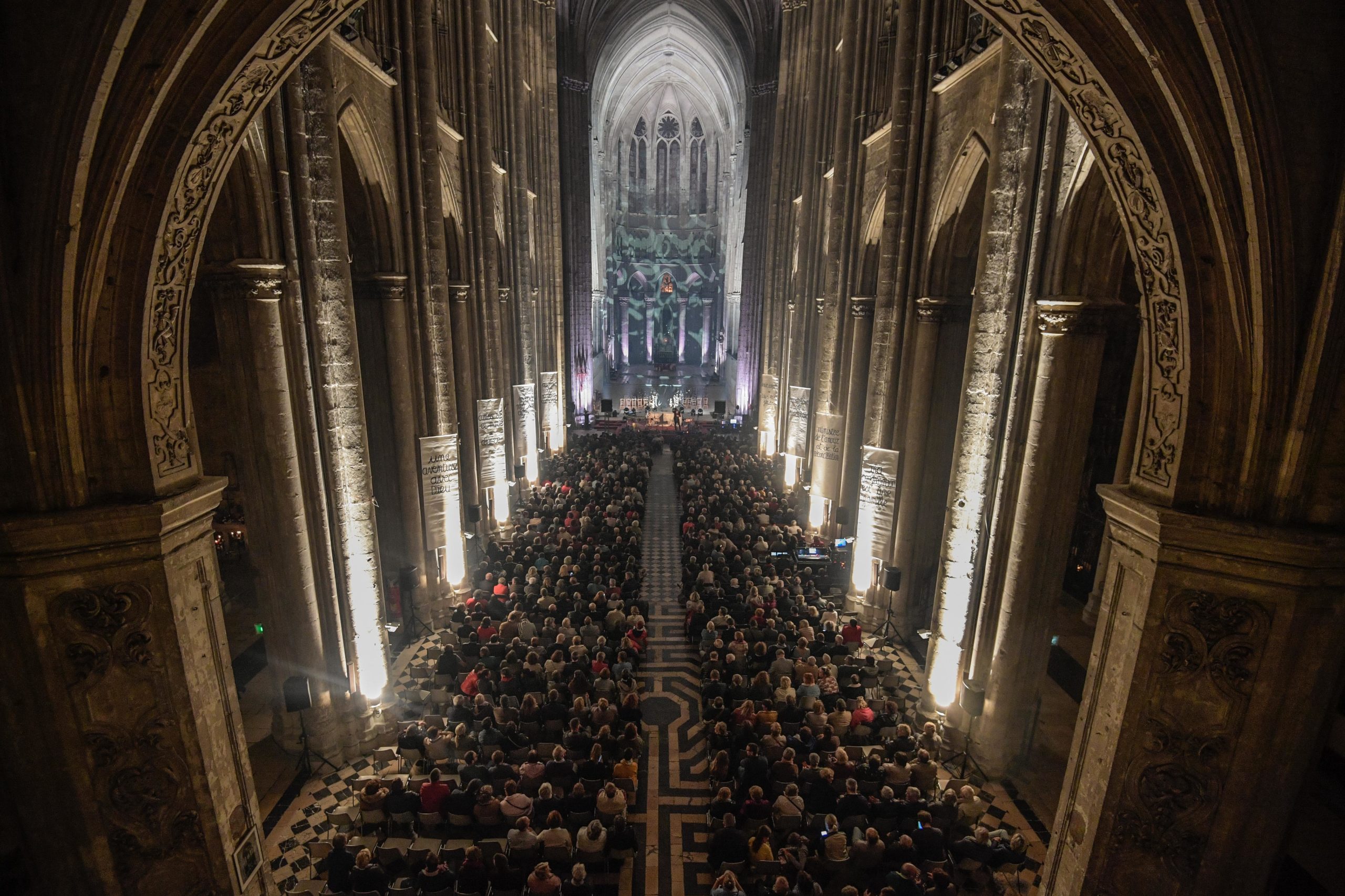 Concert de Laurent Voulzy dans une cathédrale.