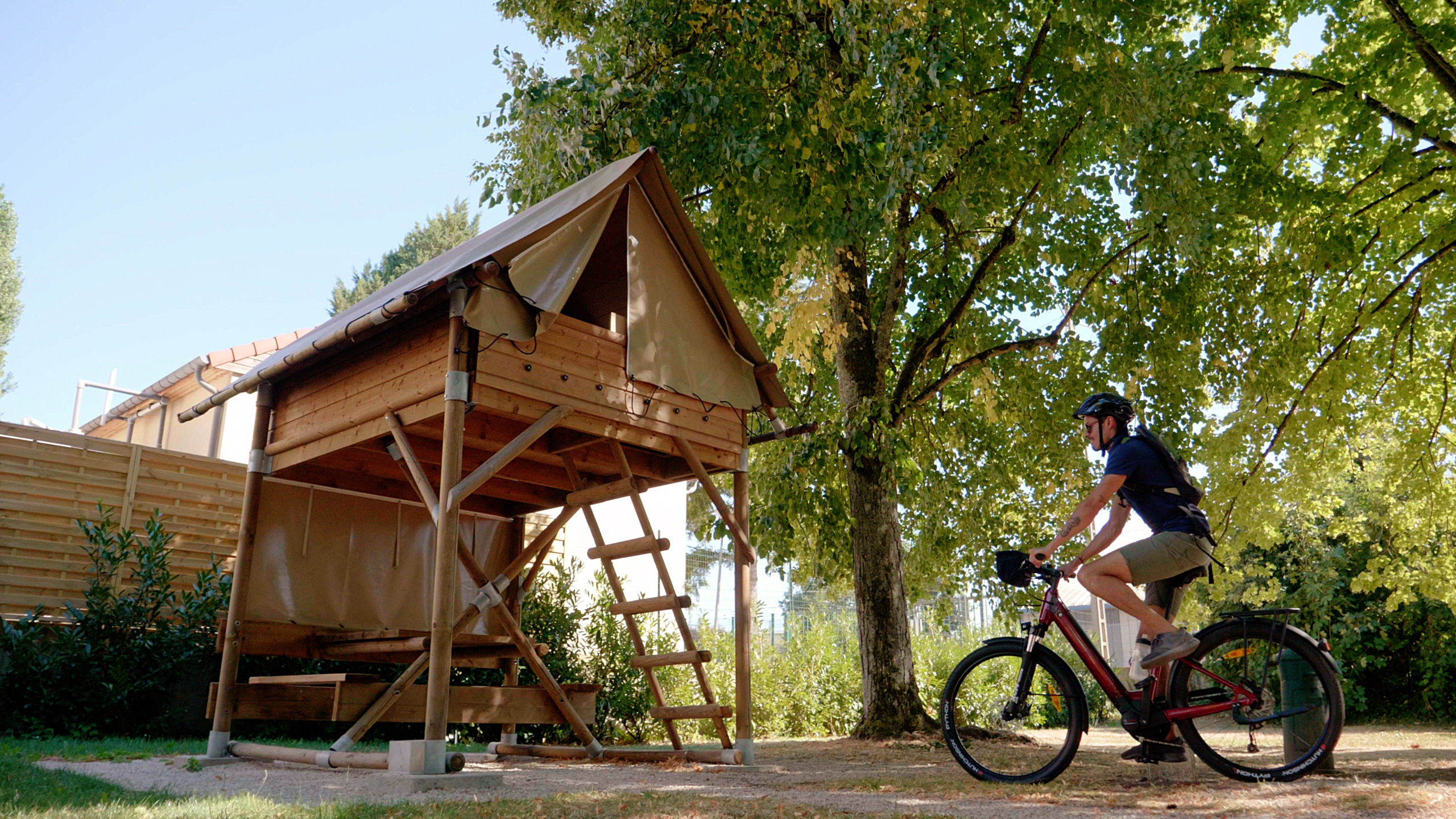 Des cyclistes en rando devant un camping de l'Ouest Vosgien.