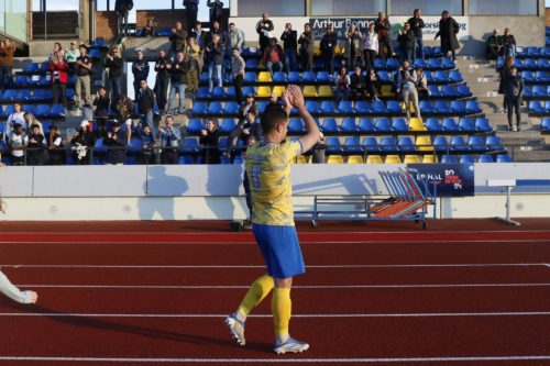 Jérémy Colin remerciant ses supporters après la rencontre la week-end dernier, à la Colombière